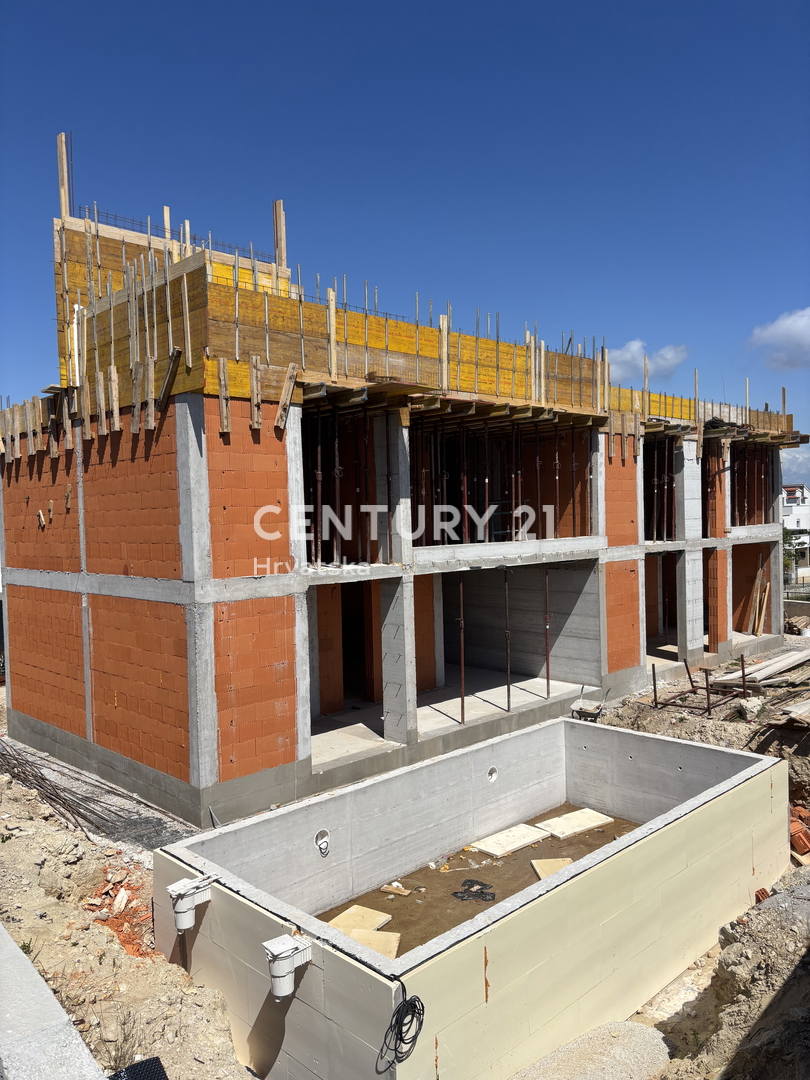 Vodice, casa con vista: piscina, terrazza sul tetto e parcheggio in zona tranquilla