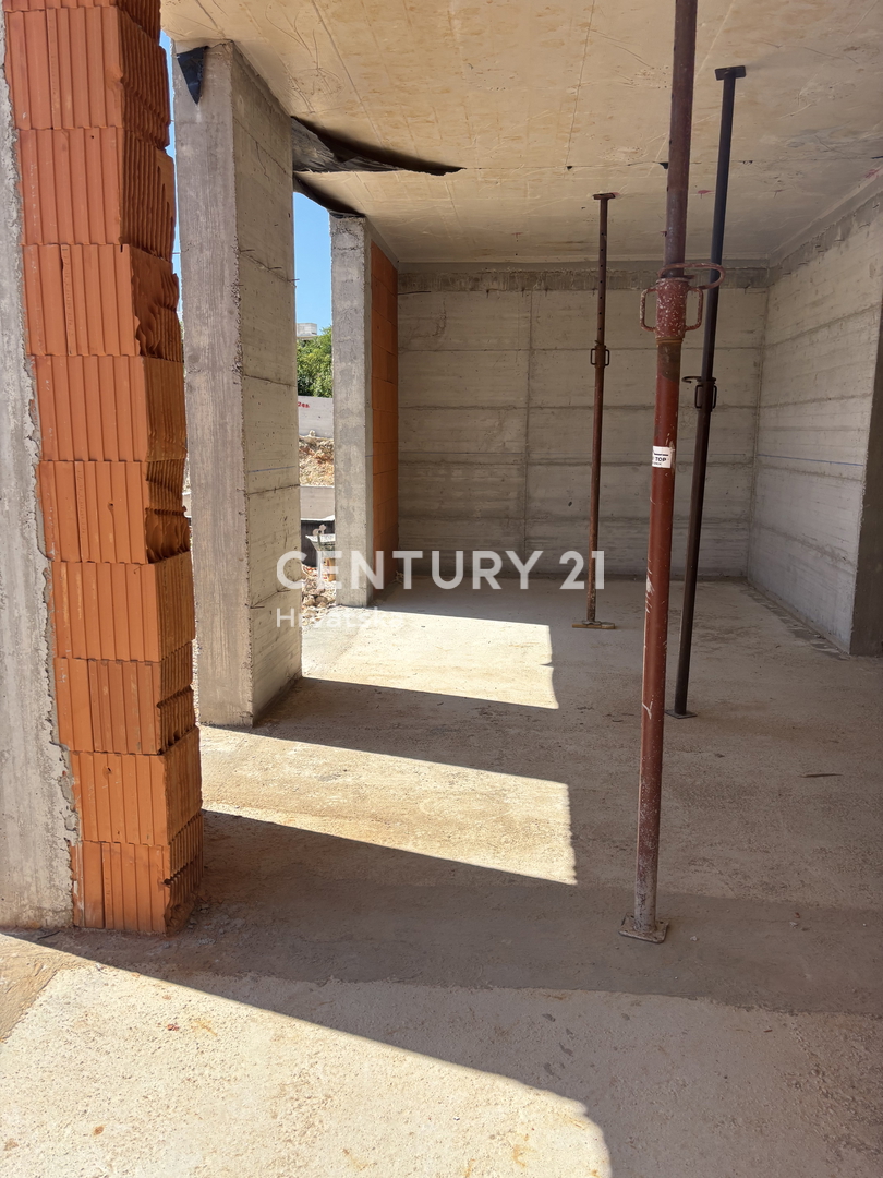 Vodice, casa con vista: piscina, terrazza sul tetto e parcheggio in zona tranquilla