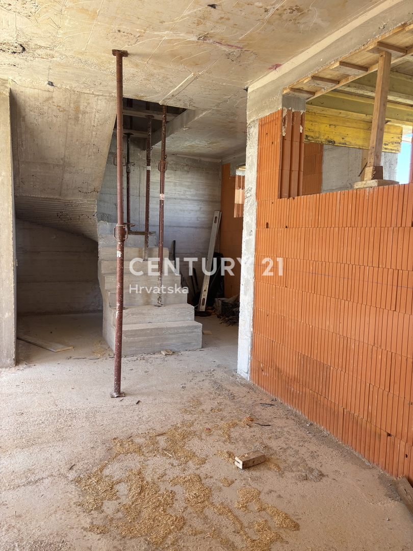 Vodice, casa con vista: piscina, terrazza sul tetto e parcheggio in zona tranquilla