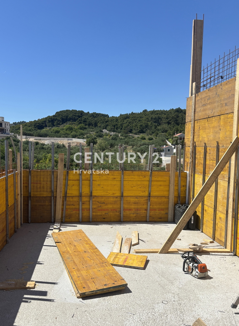 Vodice, casa con vista: piscina, terrazza sul tetto e parcheggio in zona tranquilla