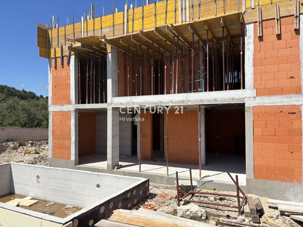 Vodice, casa con vista: piscina, terrazza sul tetto e parcheggio in zona tranquilla