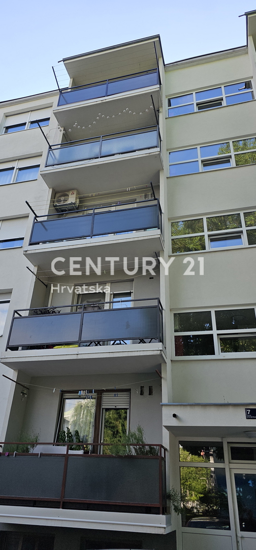 Gajnice, Zagabria, appartamento trilocale al 4° piano di un edificio con rifugio atomico