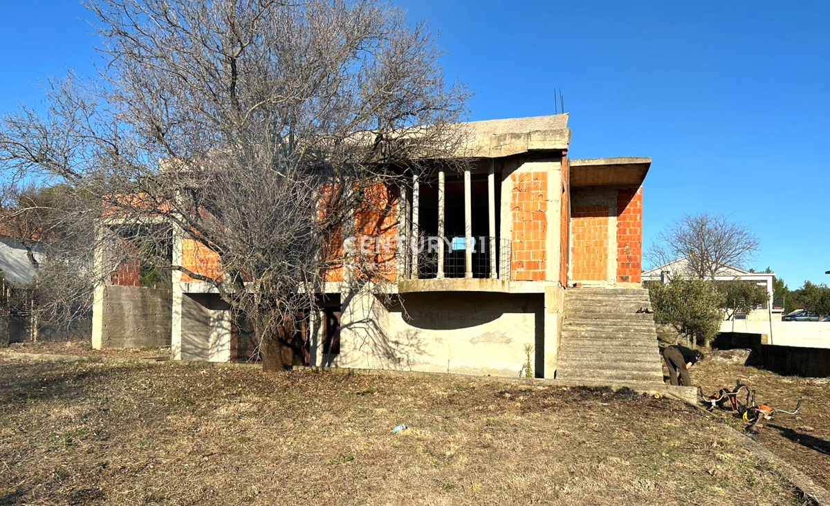 Banjevci, lago di Vransko, Pirovac, casa incompleta legalizzata su un bel terreno