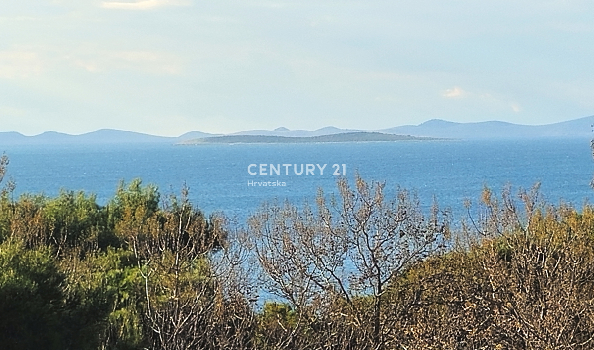Pakoštane, appartamento con due camere e mezzo con terrazza coperta e vista mare, a 70 m dalla spiaggia