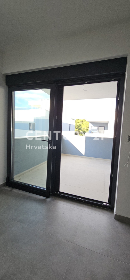 Pakoštane, appartamento con due camere e mezzo con terrazza coperta e vista mare, a 70 m dalla spiaggia