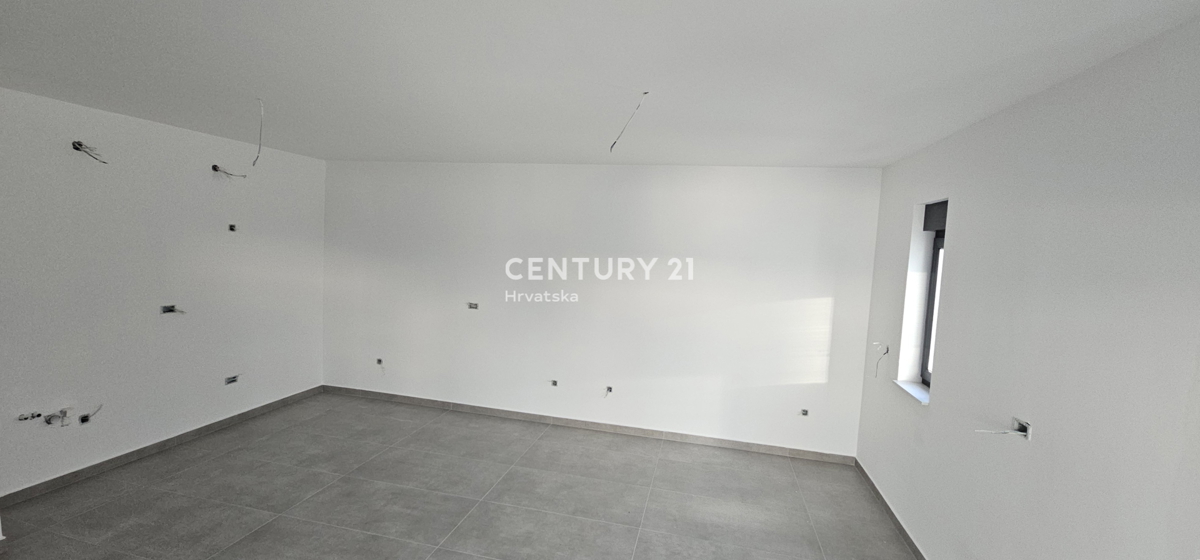 Pakoštane, appartamento con due camere e mezzo con terrazza coperta e vista mare, a 70 m dalla spiaggia