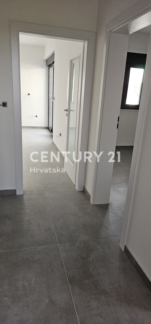 Pakoštane, appartamento con due camere e mezzo con terrazza coperta e vista mare, a 70 m dalla spiaggia