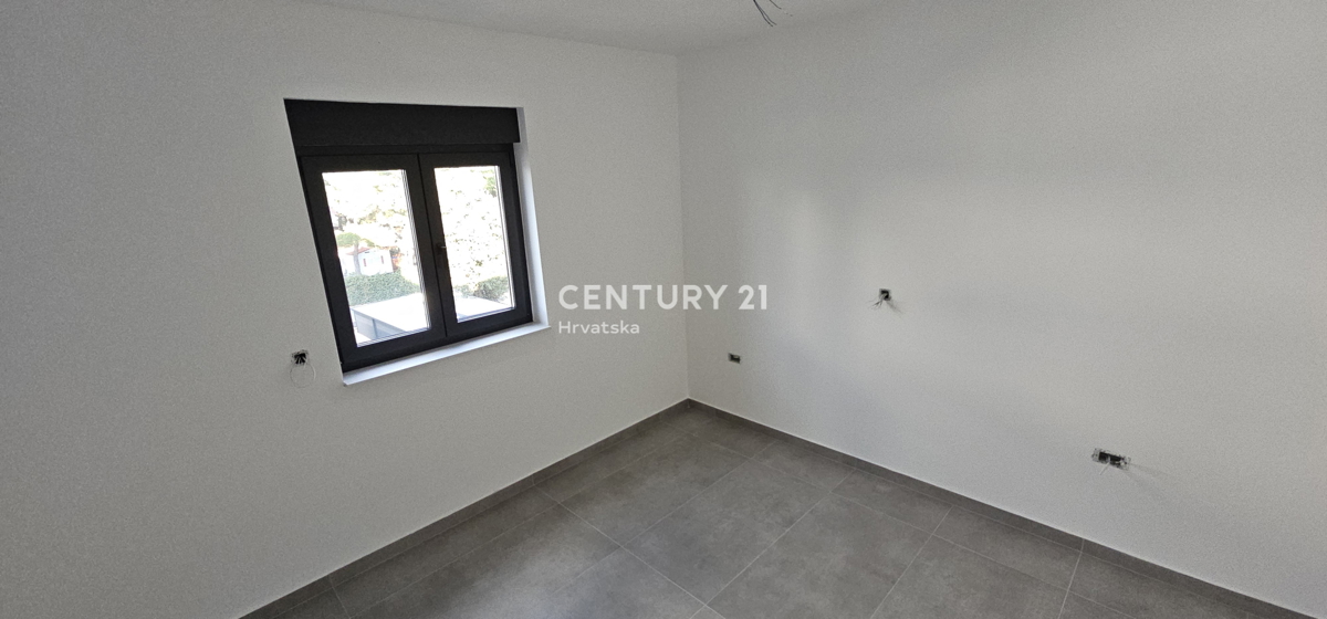 Pakoštane, appartamento con due camere e mezzo con terrazza coperta e vista mare, a 70 m dalla spiaggia