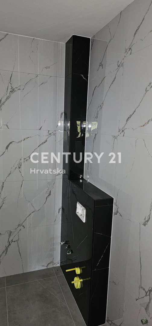 Pakoštane, appartamento con due camere e mezzo con terrazza coperta e vista mare, a 70 m dalla spiaggia