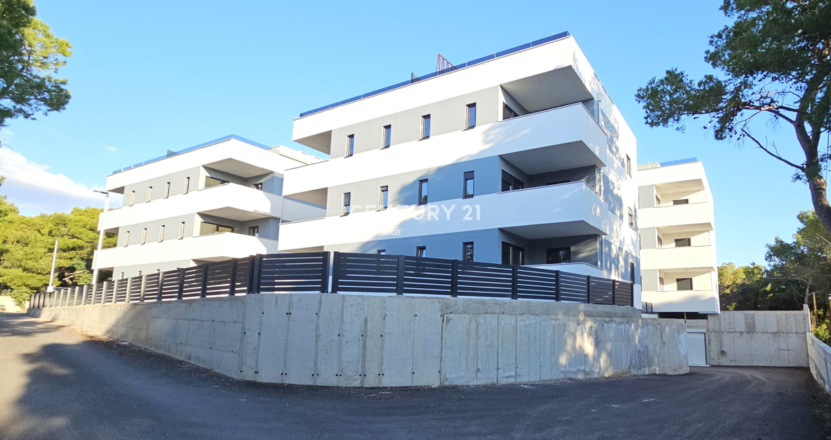 Pakoštane, appartamento con due camere e mezzo con terrazza coperta e vista mare, a 70 m dalla spiaggia