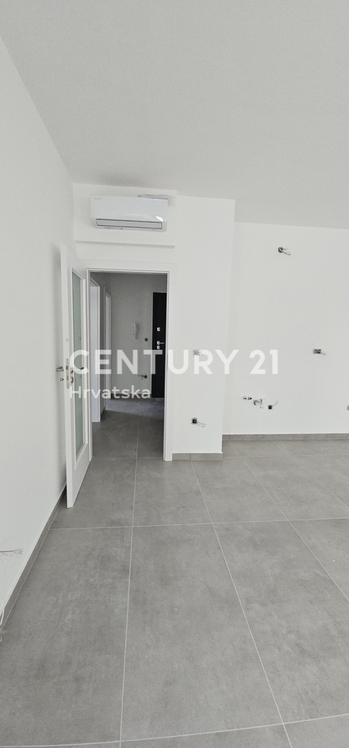 Pakoštane, appartamento con due camere e mezzo con terrazza coperta e vista mare, a 70 m dalla spiaggia