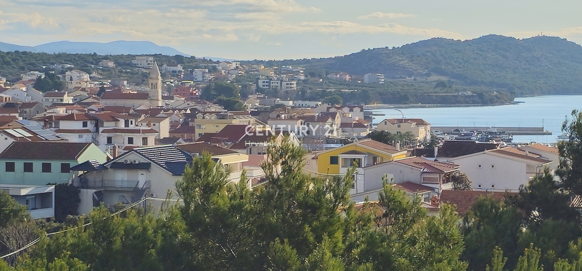 Pakoštane, appartamento con due camere e mezzo con terrazza coperta e vista mare, a 70 m dalla spiaggia
