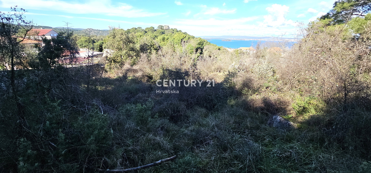 Tkon, isola di Pašman, si vende terreno edificabile di 1250 m2 con i resti di una casa vecchia 250 anni