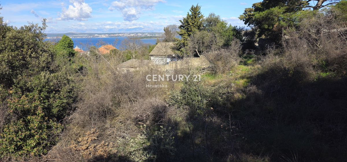 Tkon, isola di Pašman, si vende terreno edificabile di 1250 m2 con i resti di una casa vecchia 250 anni