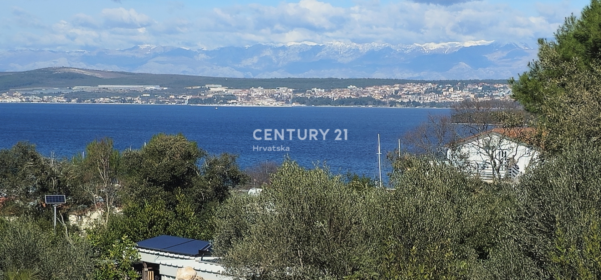 Tkon, isola di Pašman, si vende terreno edificabile di 1250 m2 con i resti di una casa vecchia 250 anni