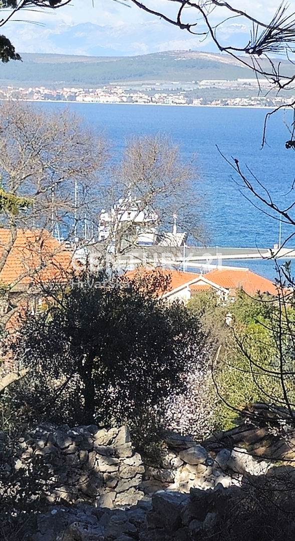 Tkon, isola di Pašman, si vende terreno edificabile di 1250 m2 con i resti di una casa vecchia 250 anni