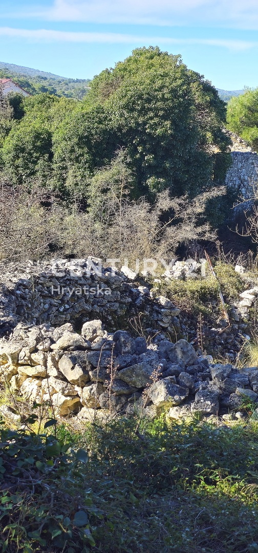 Tkon, isola di Pašman, si vende terreno edificabile di 1250 m2 con i resti di una casa vecchia 250 anni