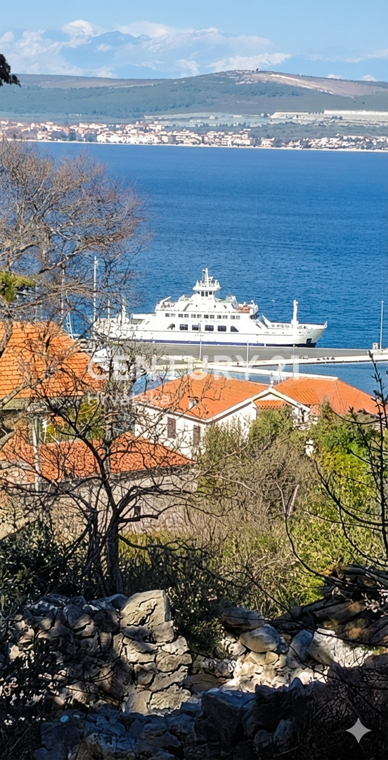 Tkon, isola di Pašman, si vende terreno edificabile di 1250 m2 con i resti di una casa vecchia 250 anni