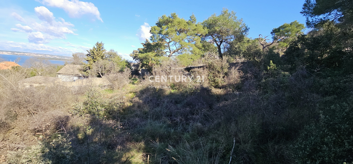 Tkon, isola di Pašman, si vende terreno edificabile di 1250 m2 con i resti di una casa vecchia 250 anni