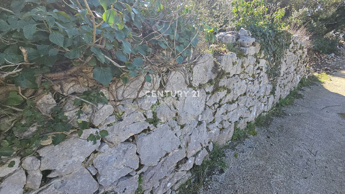 Tkon, isola di Pašman, si vende terreno edificabile di 1250 m2 con i resti di una casa vecchia 250 anni