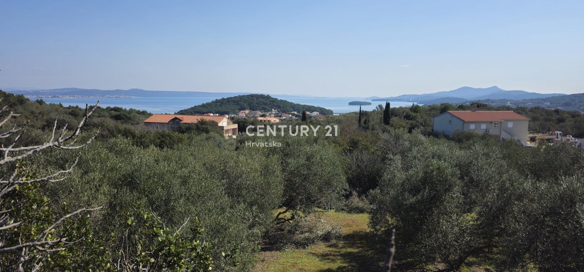 Kukljica, isola di Ugljan, terreno edificabile di 1840 m2 delimitato da muro a secco