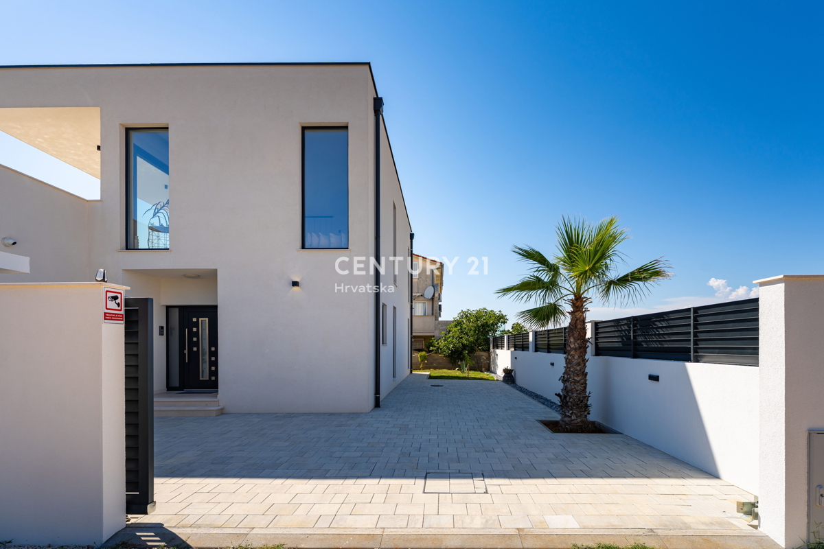 Vrsi vicino a Zara - Nuova casa con piscina sul tetto