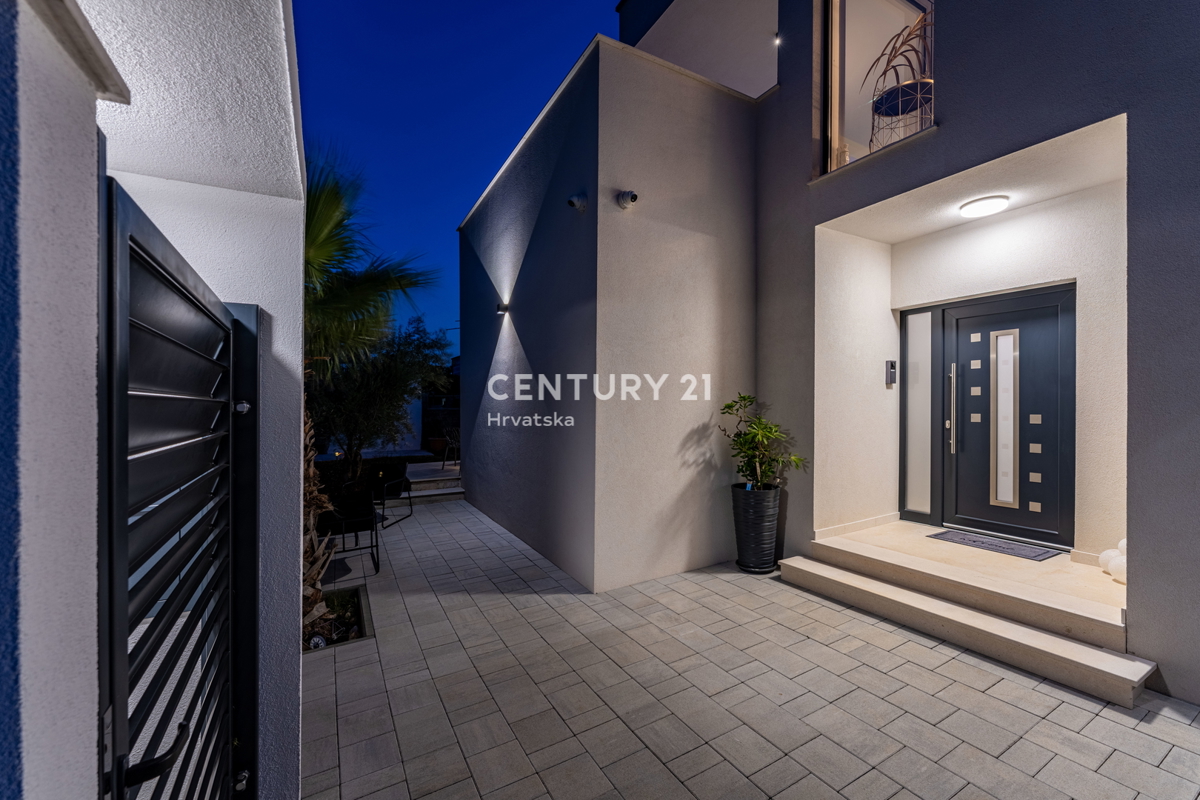 Vrsi vicino a Zara - Nuova casa con piscina sul tetto