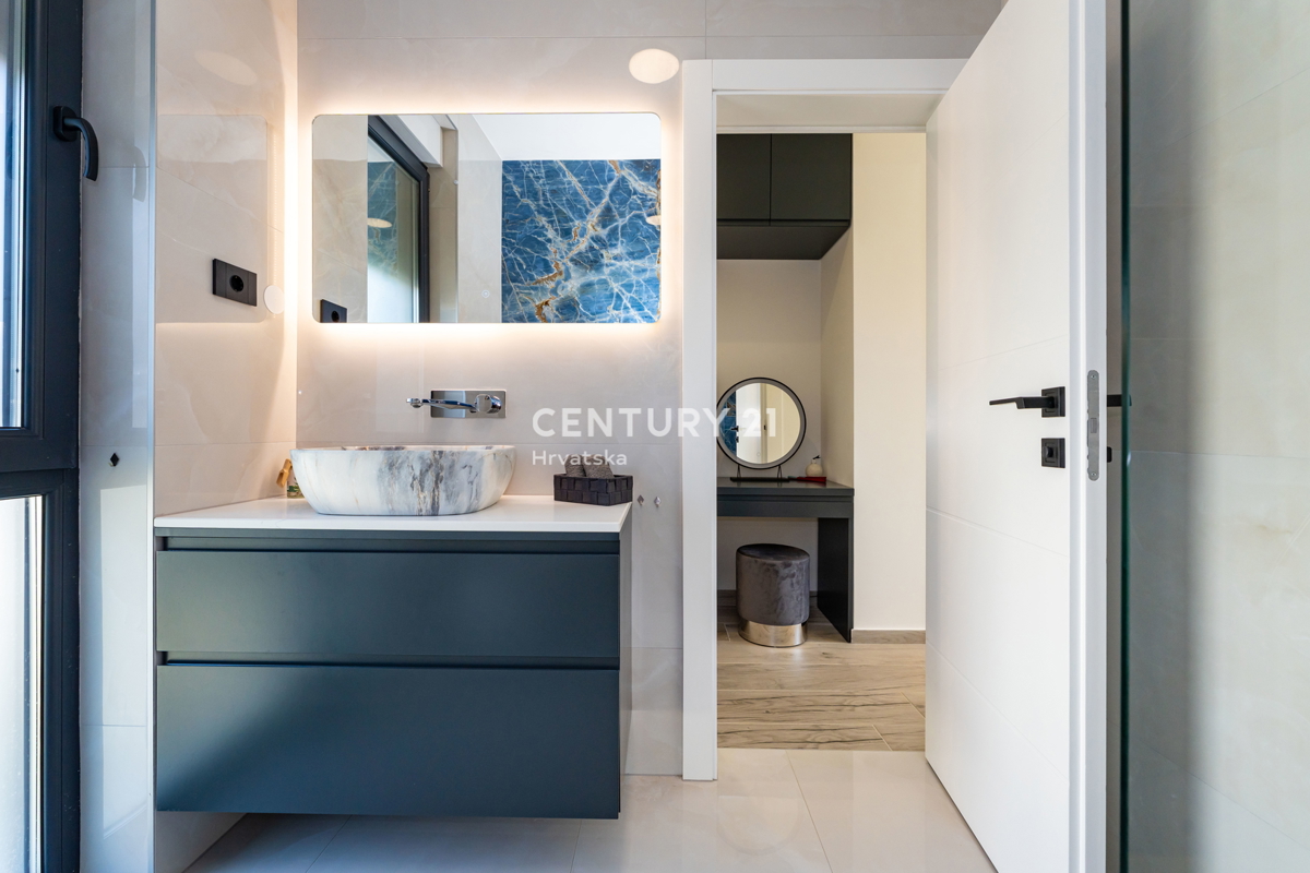 Vrsi vicino a Zara - Nuova casa con piscina sul tetto