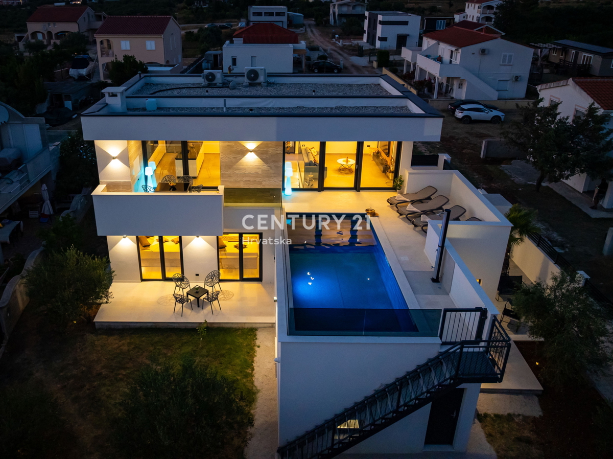 Vrsi vicino a Zara - Nuova casa con piscina sul tetto