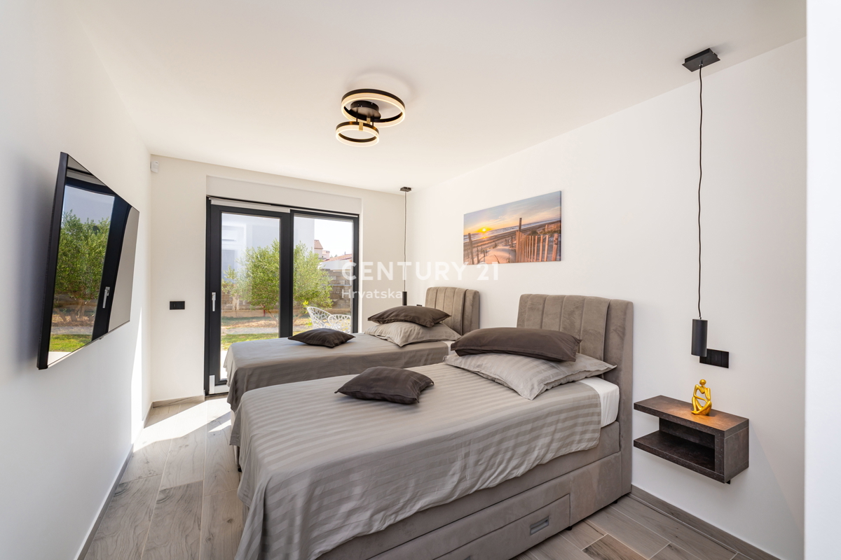 Vrsi vicino a Zara - Nuova casa con piscina sul tetto