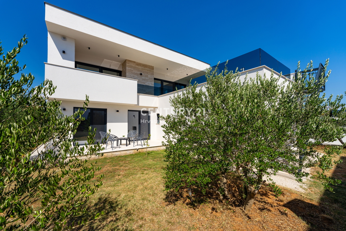 Vrsi vicino a Zara - Nuova casa con piscina sul tetto