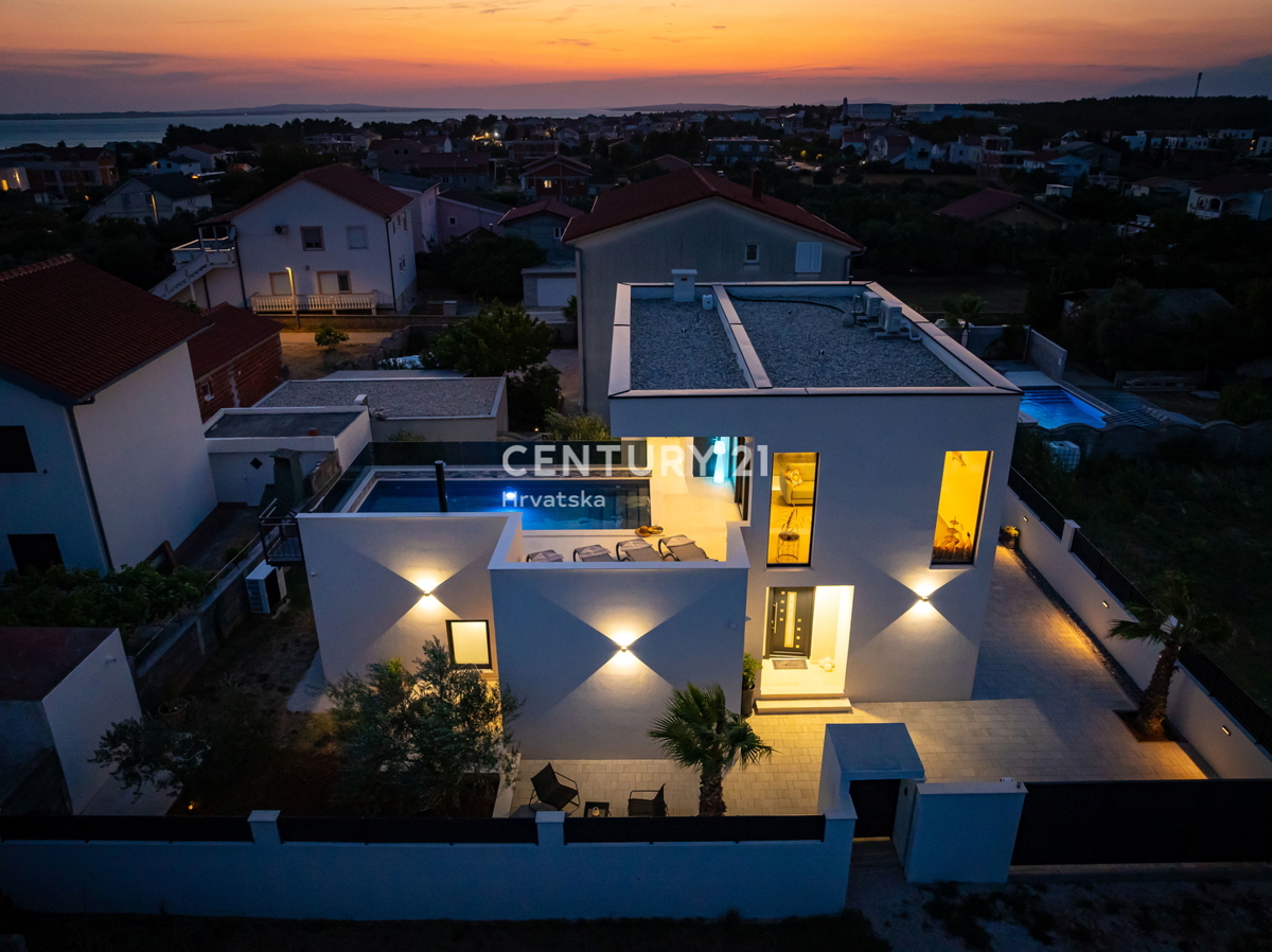 Vrsi vicino a Zara - Nuova casa con piscina sul tetto