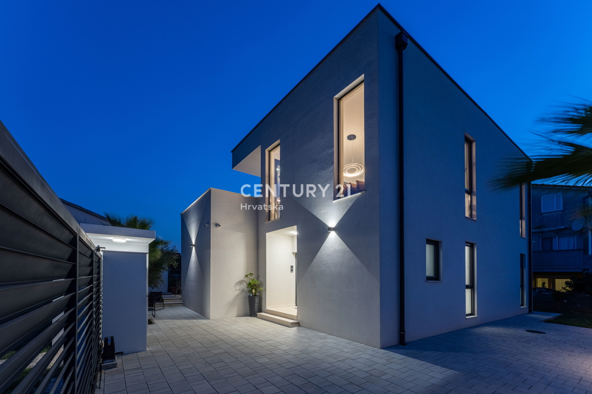 Vrsi vicino a Zara - Nuova casa con piscina sul tetto