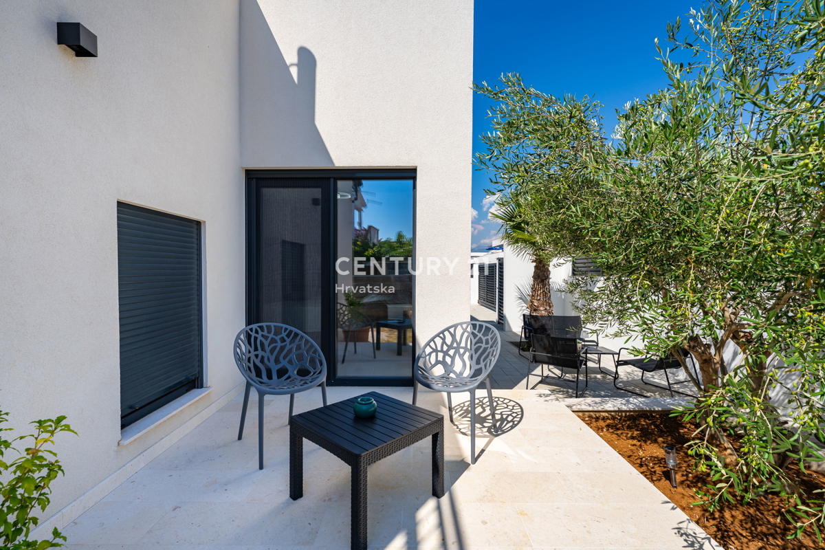 Vrsi vicino a Zara - Nuova casa con piscina sul tetto