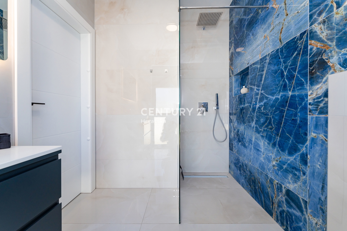 Vrsi vicino a Zara - Nuova casa con piscina sul tetto