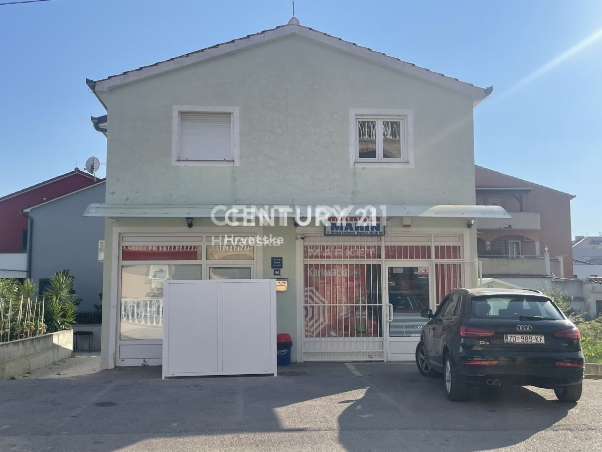 Casa indipendente ad uso residenziale e commerciale a Biograd na Moru.