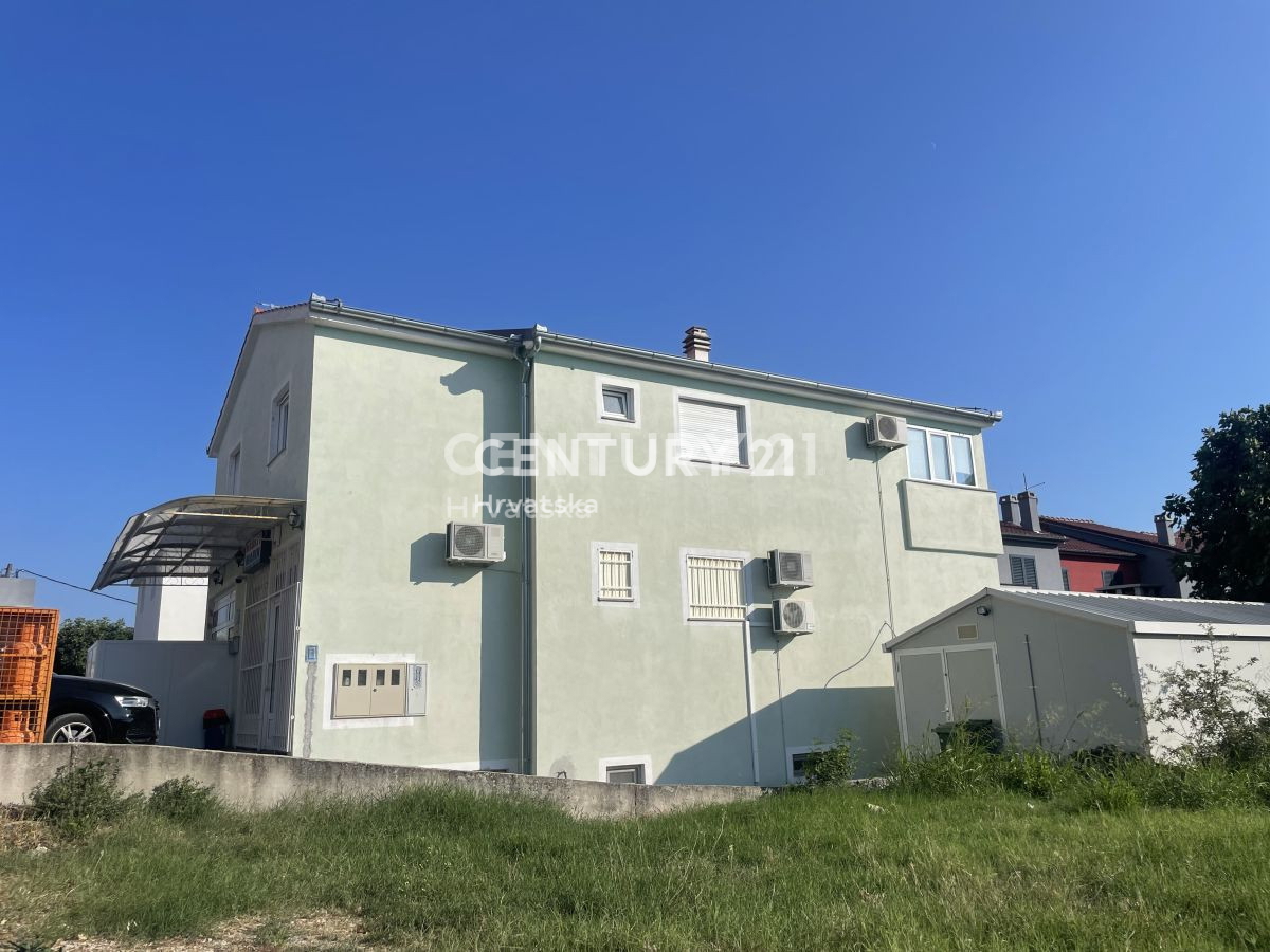 Casa indipendente ad uso residenziale e commerciale a Biograd na Moru.