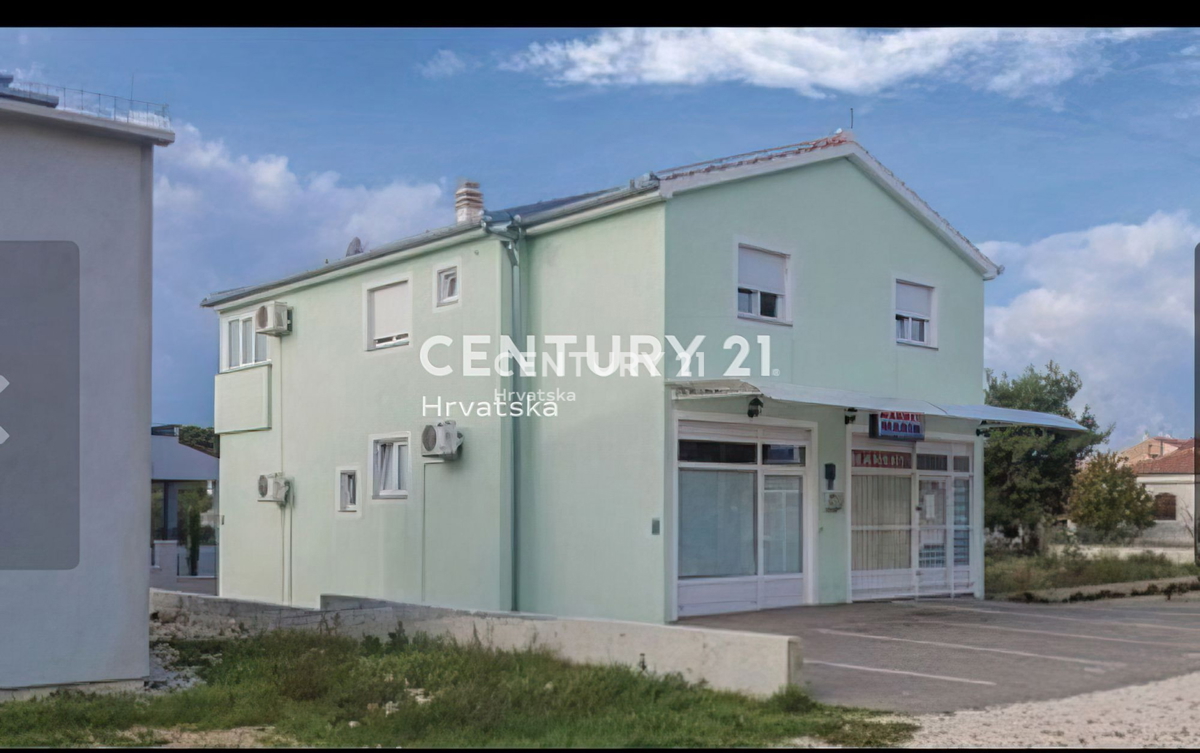 Casa indipendente ad uso residenziale e commerciale a Biograd na Moru.