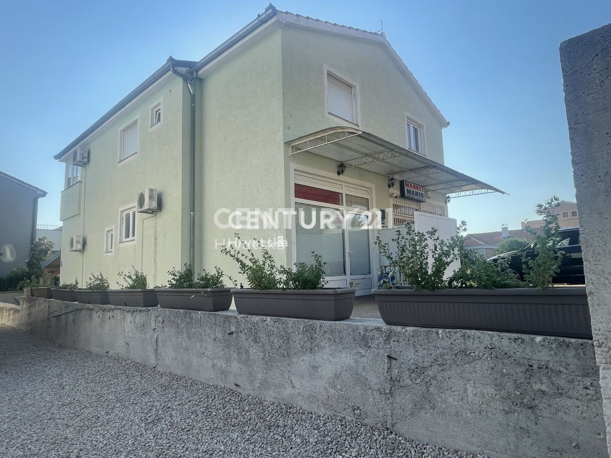 Casa indipendente ad uso residenziale e commerciale a Biograd na Moru.