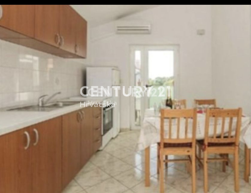 Casa indipendente ad uso residenziale e commerciale a Biograd na Moru.