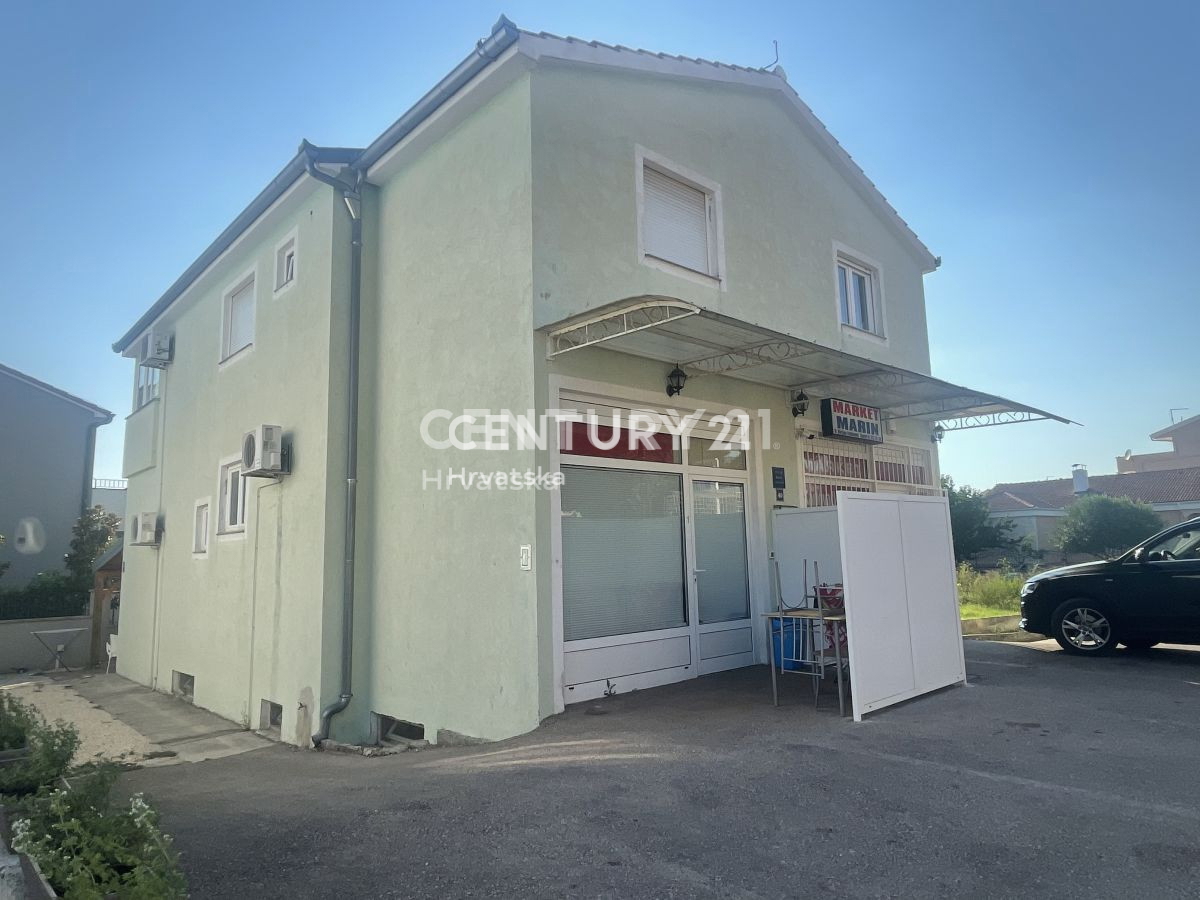 Casa indipendente ad uso residenziale e commerciale a Biograd na Moru.