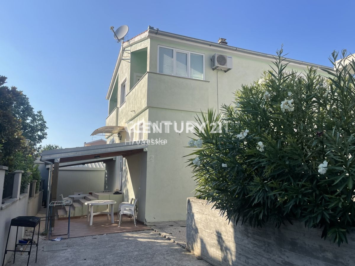 Casa indipendente ad uso residenziale e commerciale a Biograd na Moru.