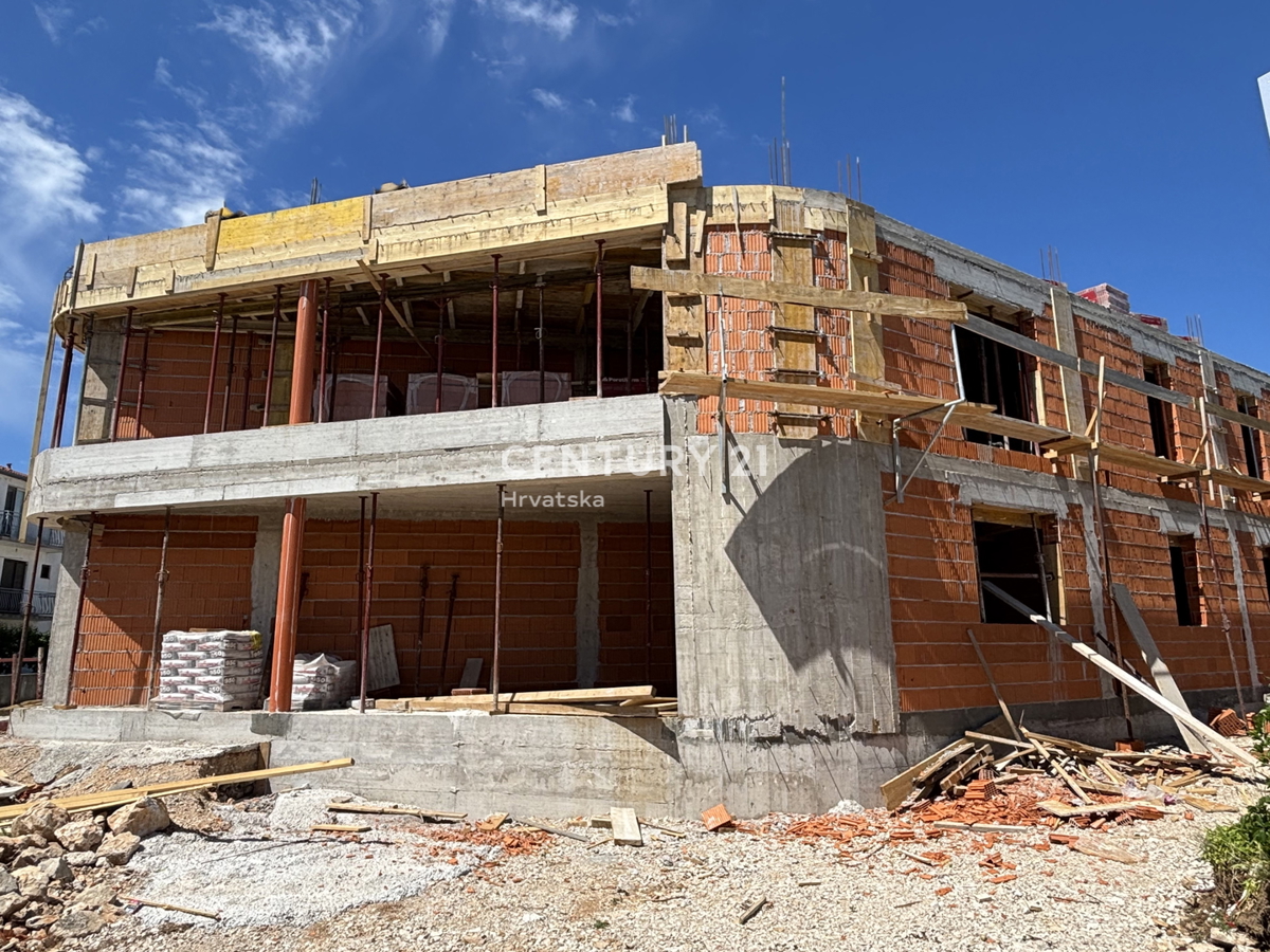 NUOVA COSTRUZIONE A VODICE: SECONDO PIANO, ESPOSIZIONE SUD-EST, 3 MINUTI DAL MARE