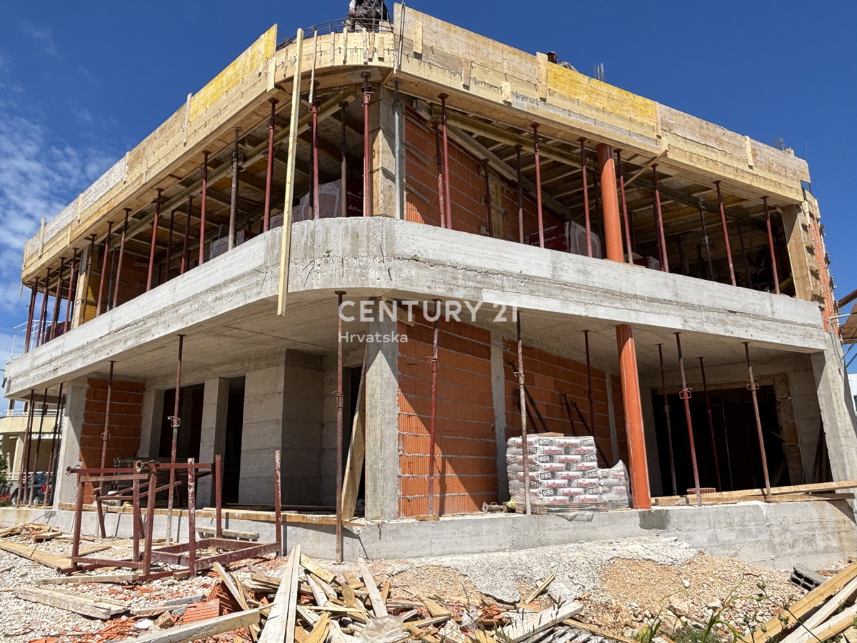 NUOVA COSTRUZIONE A VODICE: SECONDO PIANO, ESPOSIZIONE SUD-EST, 3 MINUTI DAL MARE