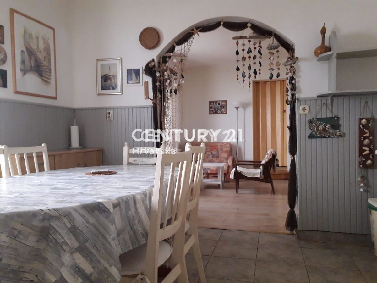 KALI, casa nel centro del paese tra la chiesa, il comune e il mare