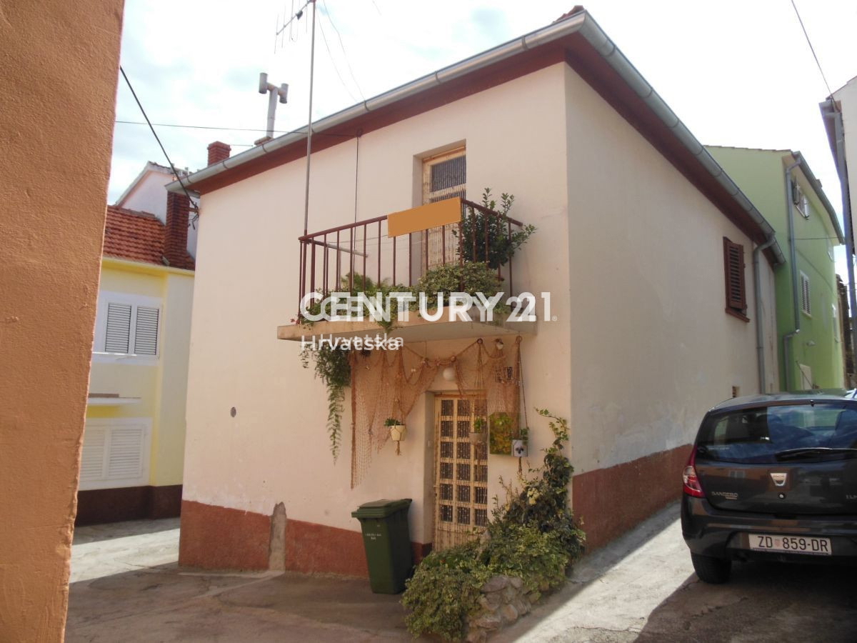 KALI, casa nel centro del paese tra la chiesa, il comune e il mare