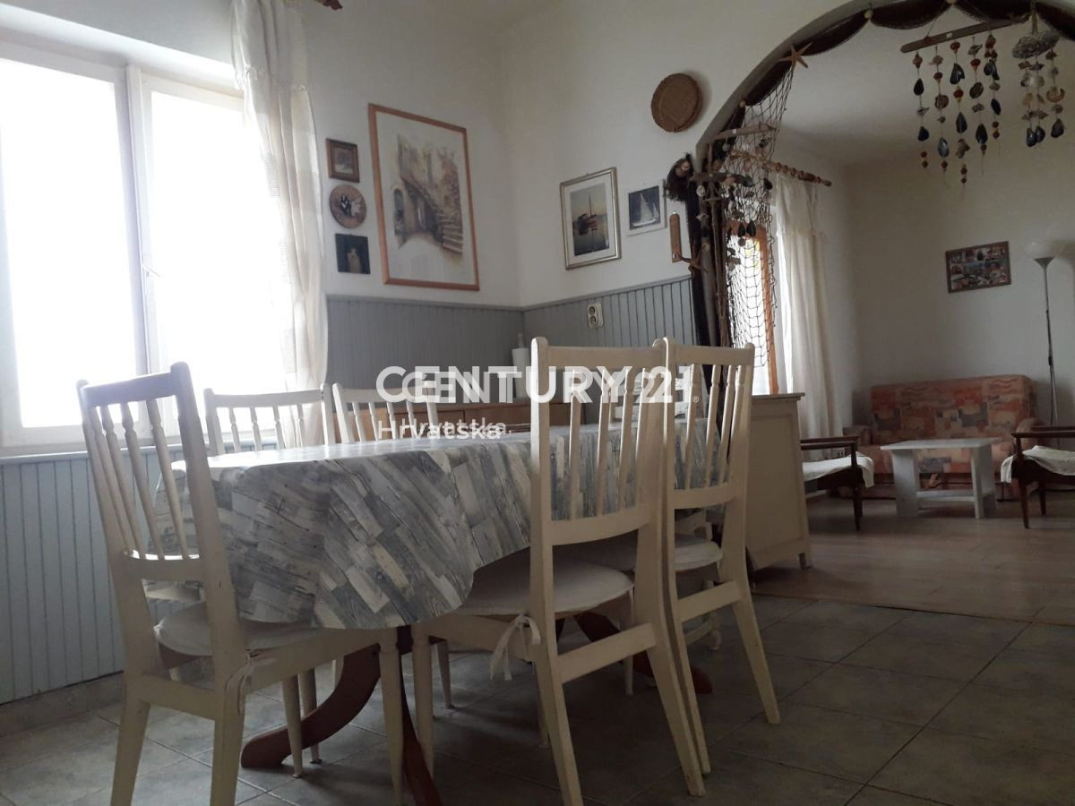 KALI, casa nel centro del paese tra la chiesa, il comune e il mare