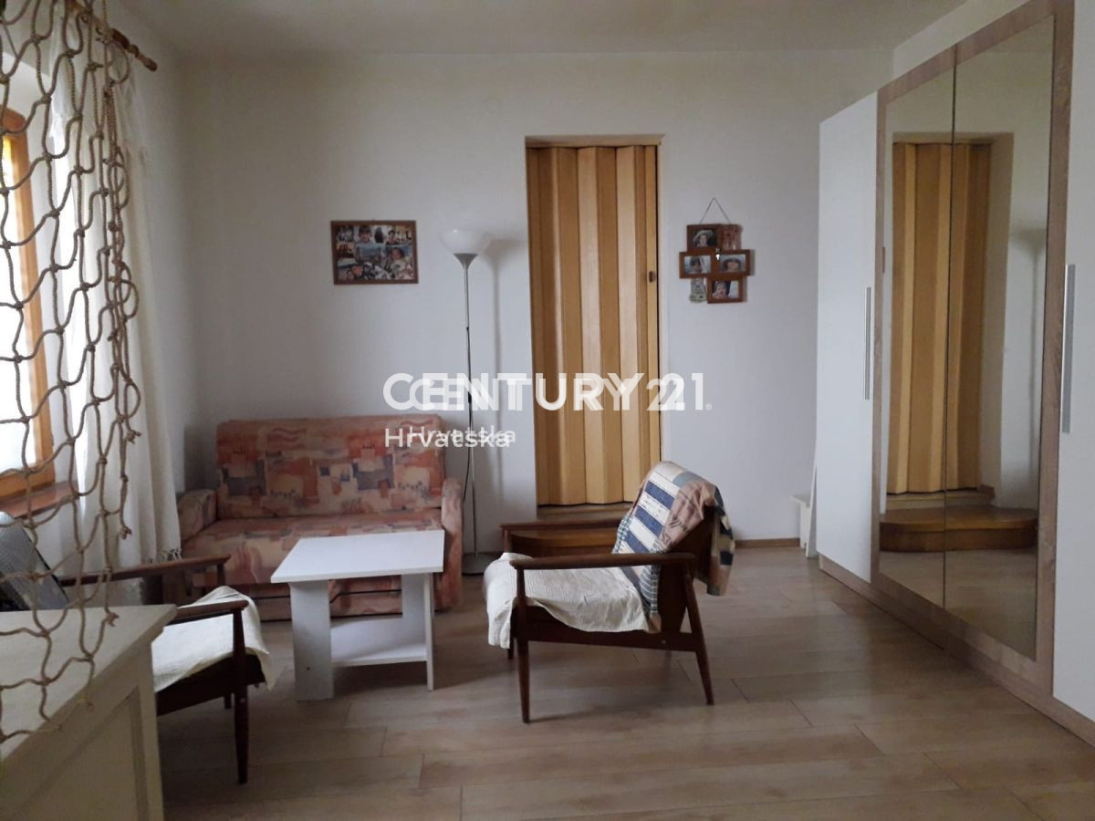 KALI, casa nel centro del paese tra la chiesa, il comune e il mare