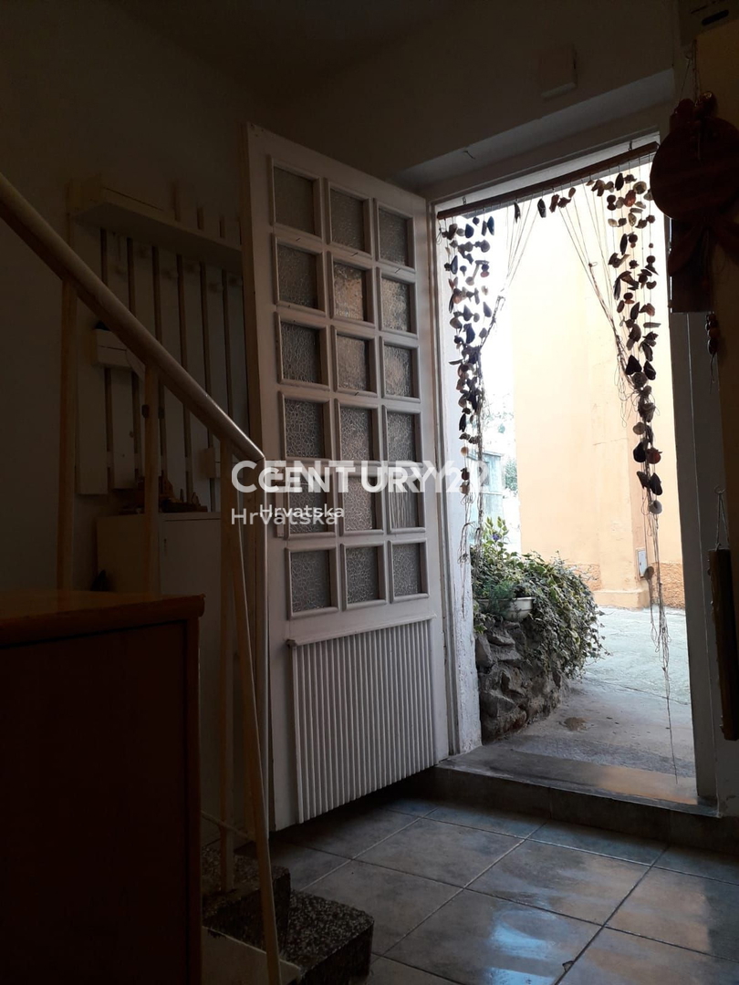 KALI, casa nel centro del paese tra la chiesa, il comune e il mare