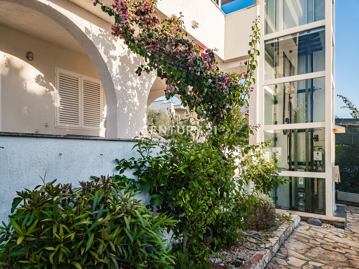 ZADAR, KOŽINO, CASA CON 3 APPARTAMENTI, GARAGE, VISTA MARE, 200 m DAL MARE